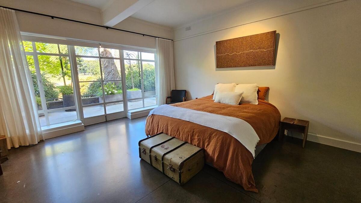 Fawkner Parkside Art House Apartment