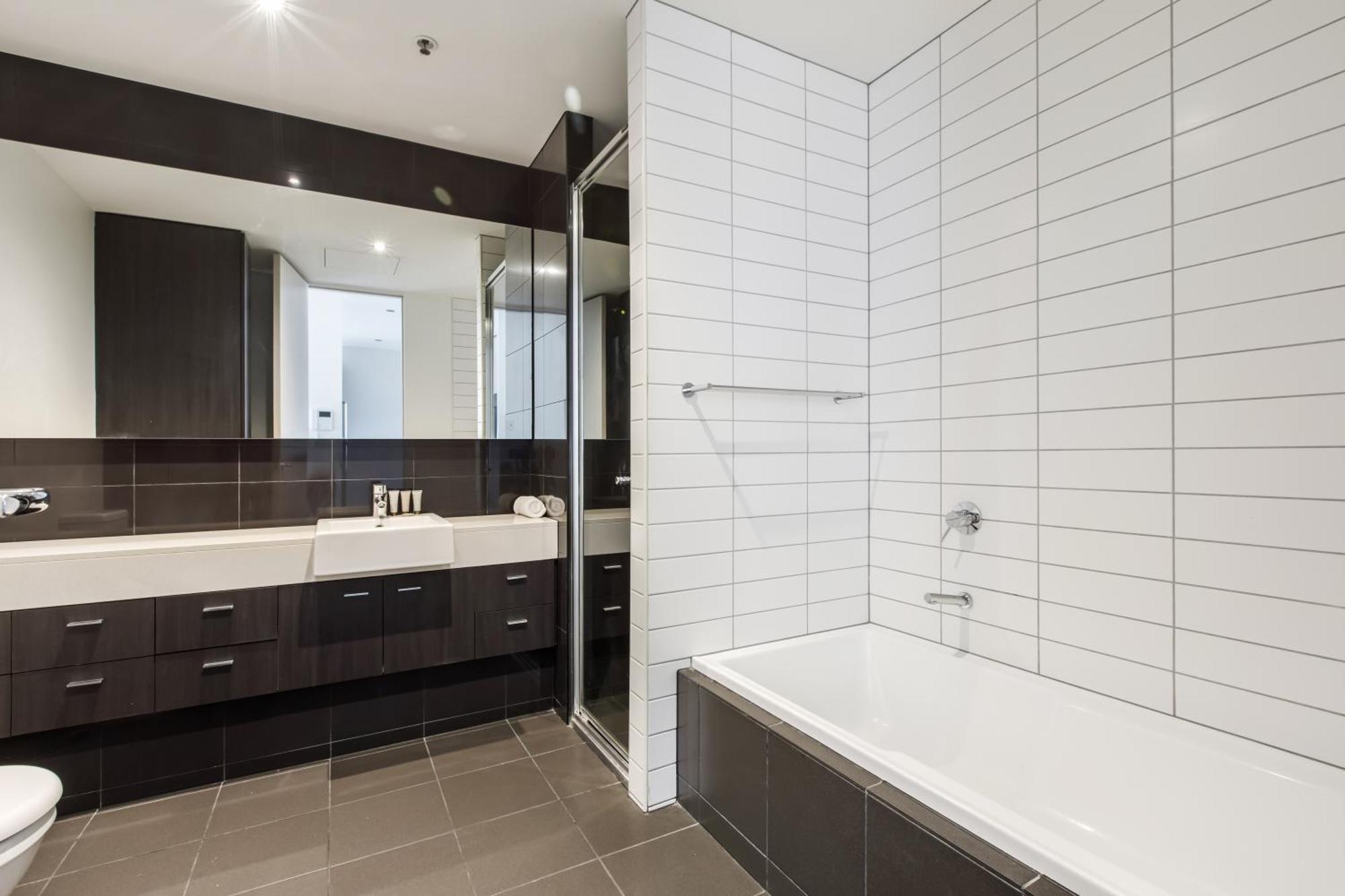 Modern Nomads South Yarra Gem 2br With Carpark Near Station