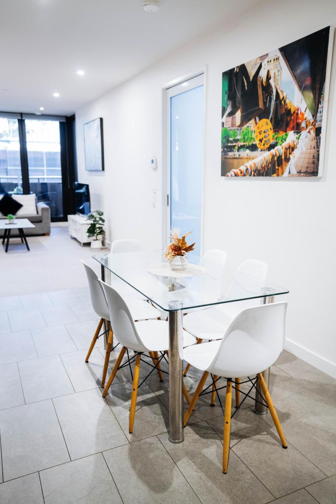 Cozy Spacious 2b2b Cbd Melbourne
