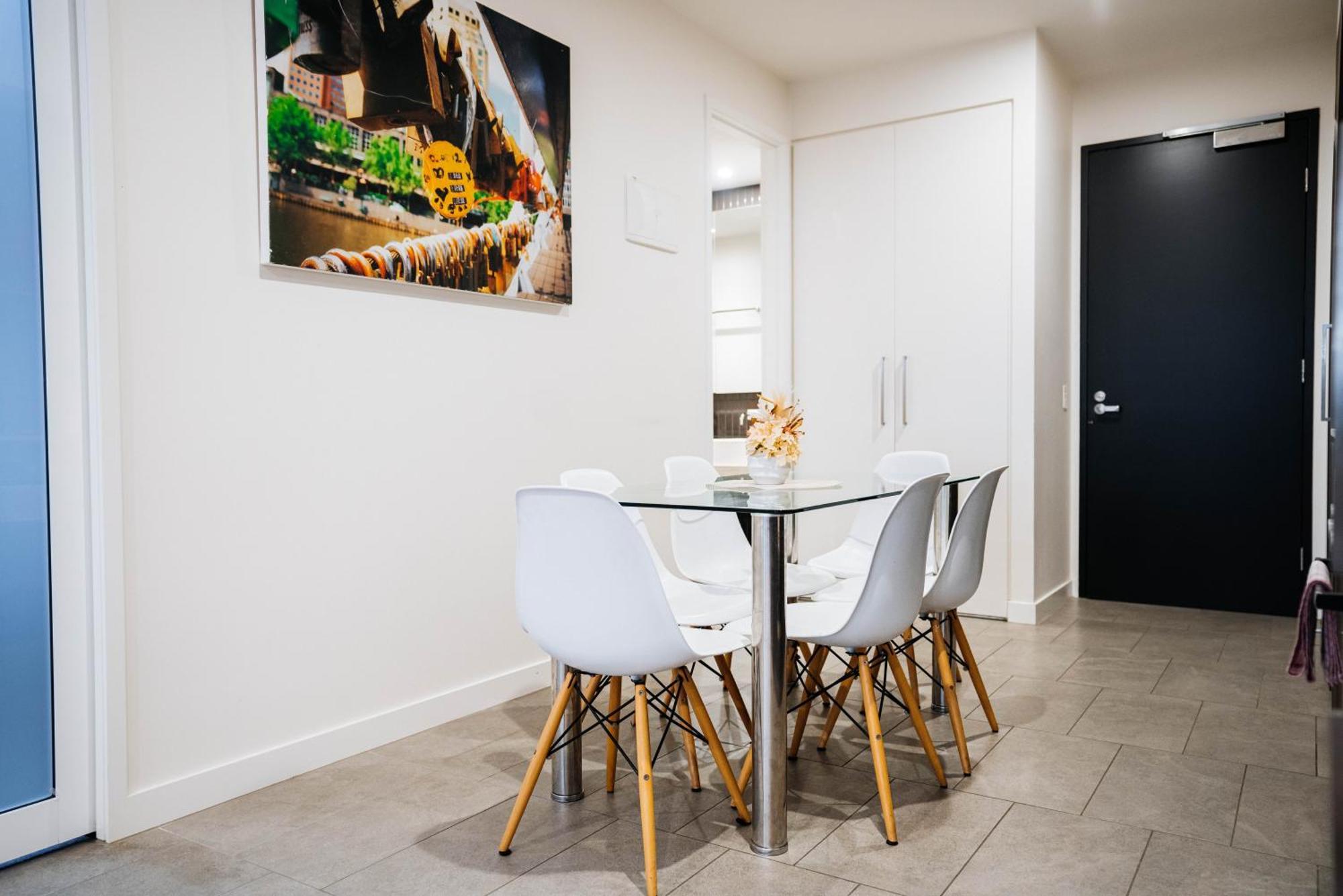 Cozy Spacious 2b2b Cbd Apartment
