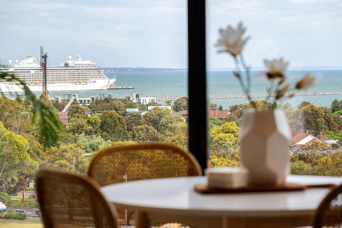 Luxury Bay View Apartment