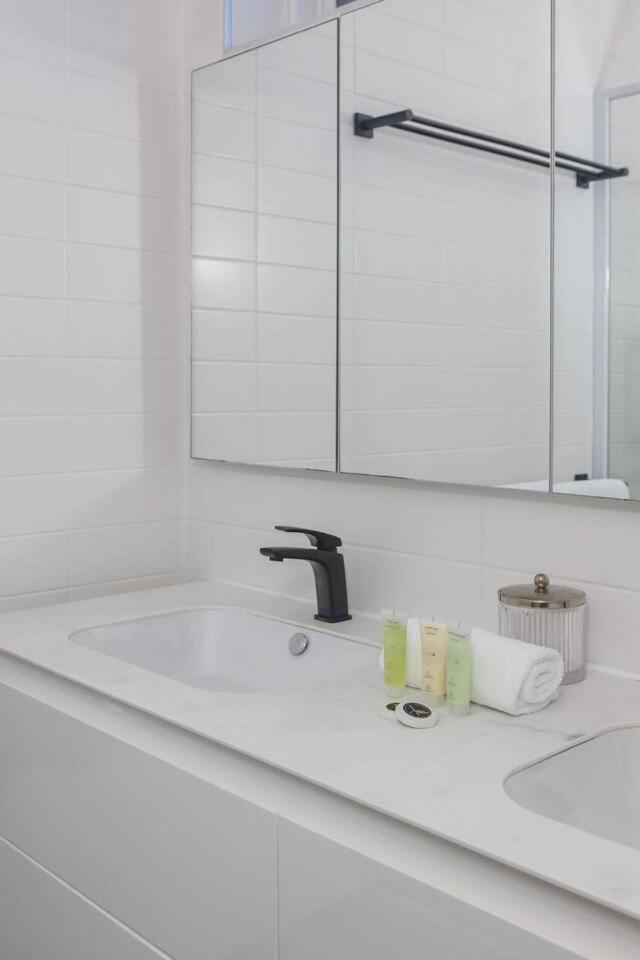 A Radiant Escape Steps From Shops And Metro Apartment *