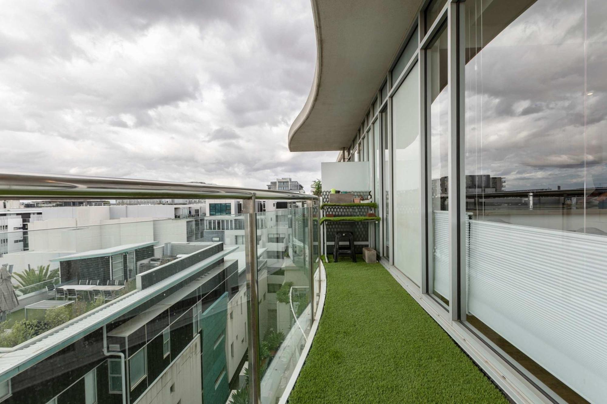 Magnificent With Car Park And Easy Access To The * Melbourne