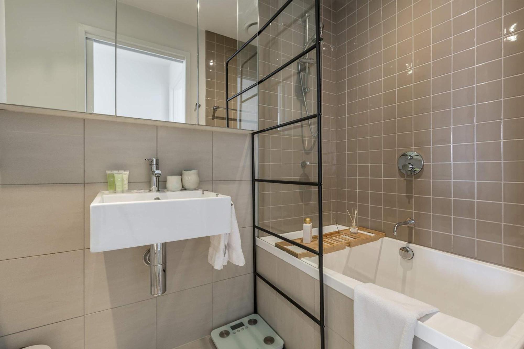 Magnificent With Car Park And Easy Access To The Apartment *