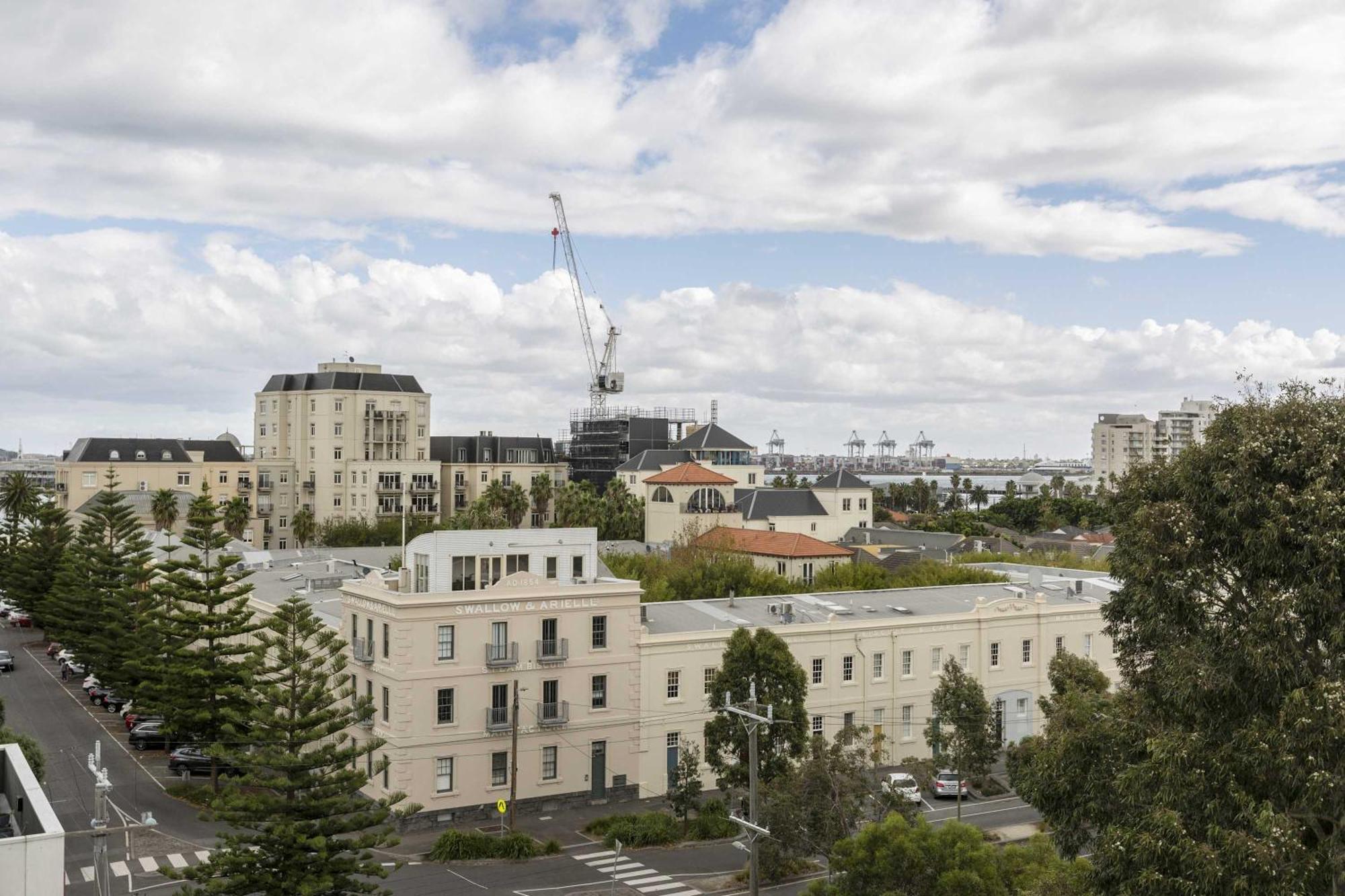 Magnificent With Car Park And Easy Access To The Melbourne