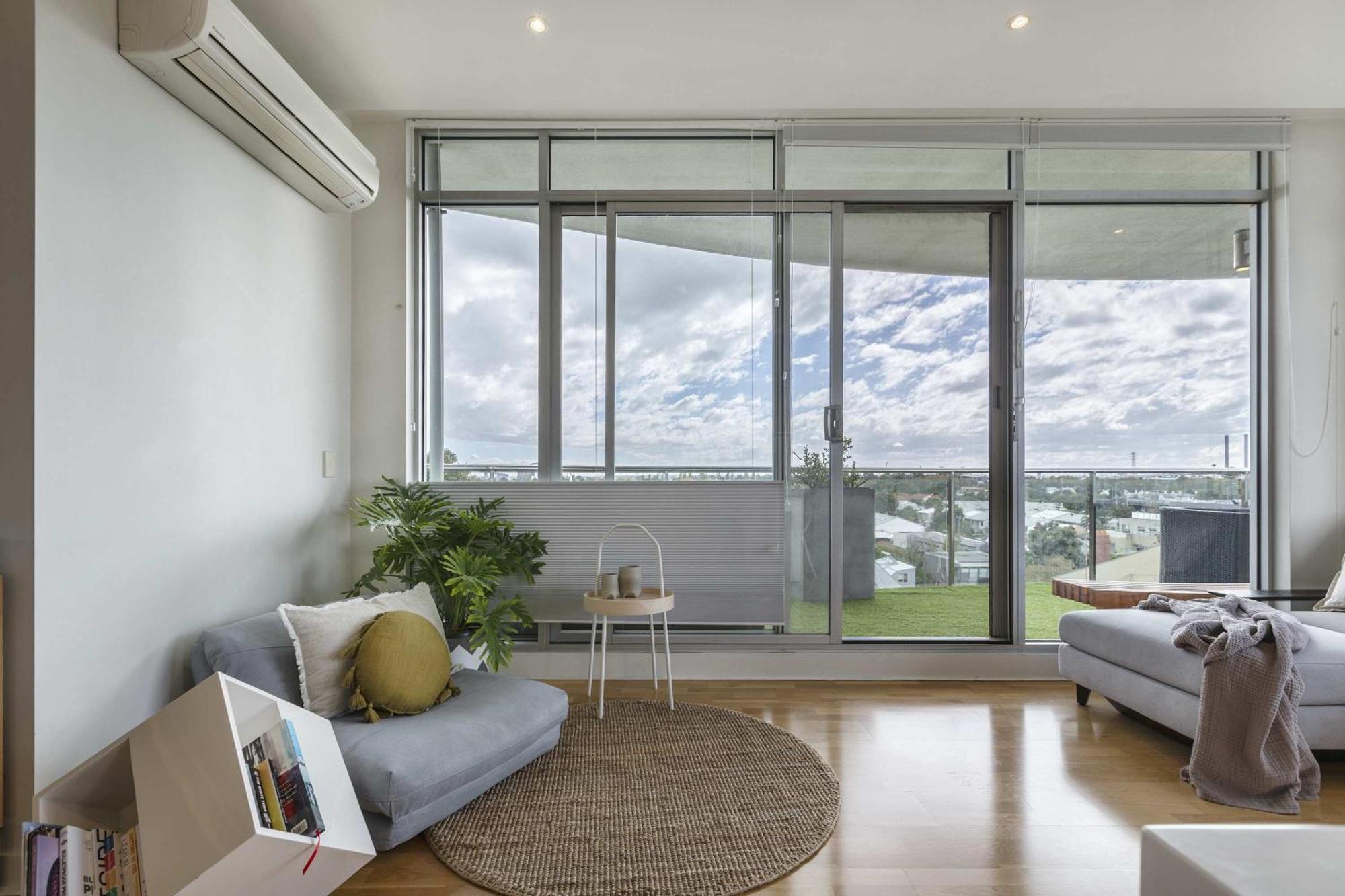 Magnificent With Car Park And Easy Access To The Apartment *