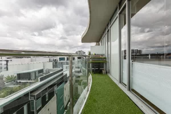 Magnificent With Car Park And Easy Access To The Apartment