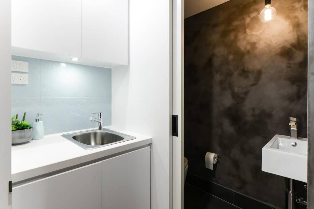 Spacious Designer Warehouse Cbd Apartment Melbourne