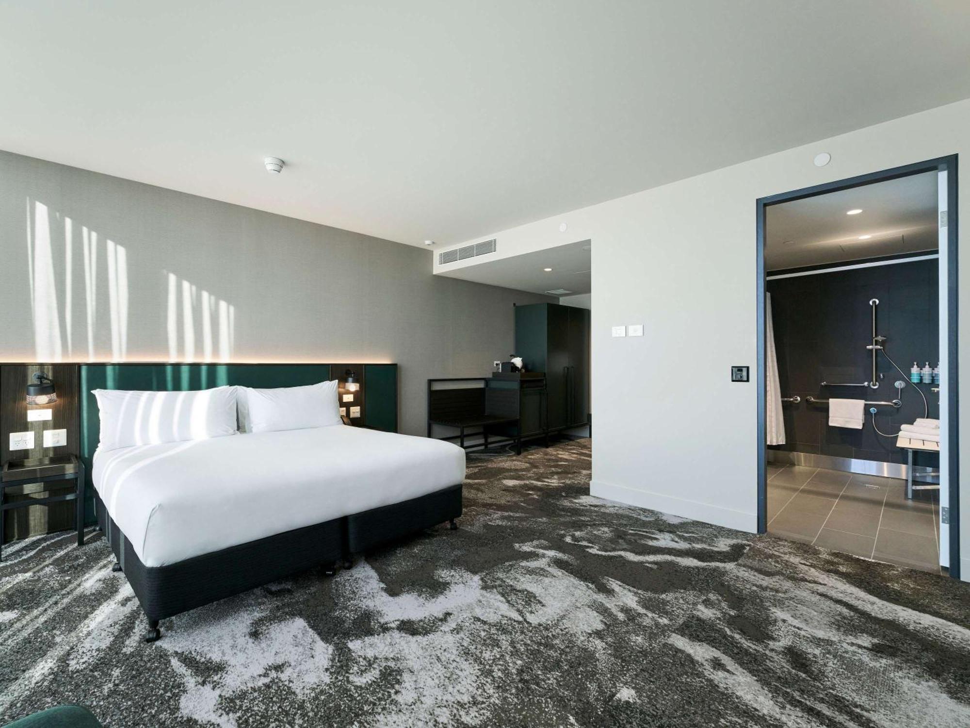 Novotel Airport Hotel 4*