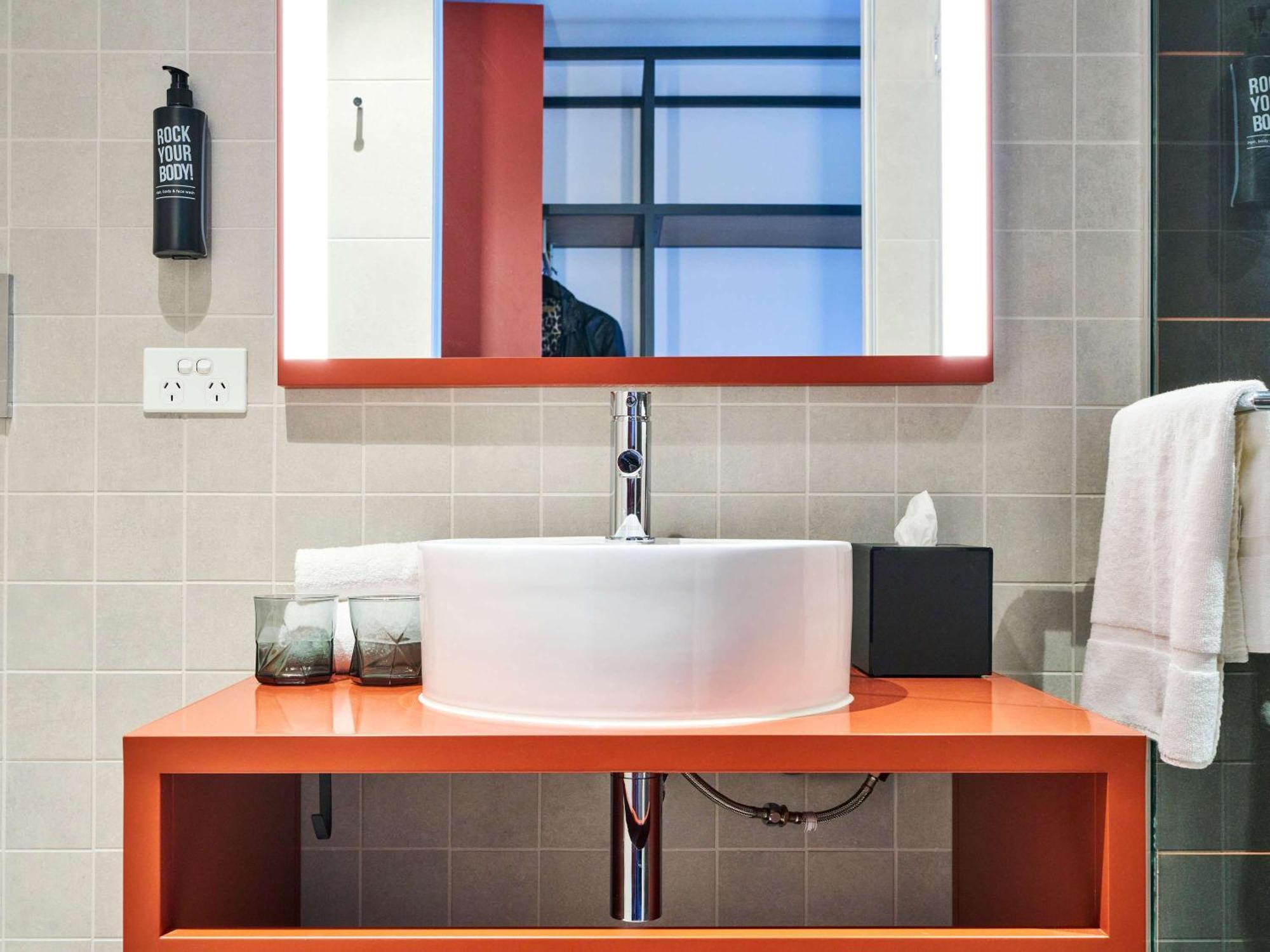 Hotel Ibis Styles Airport 4*