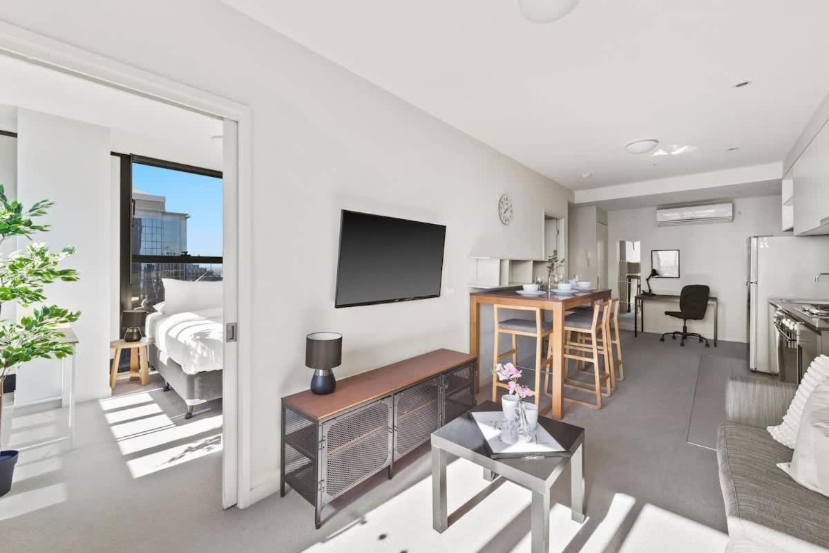 Apartment Modern 2br On Collins Skyline Views & Parking *