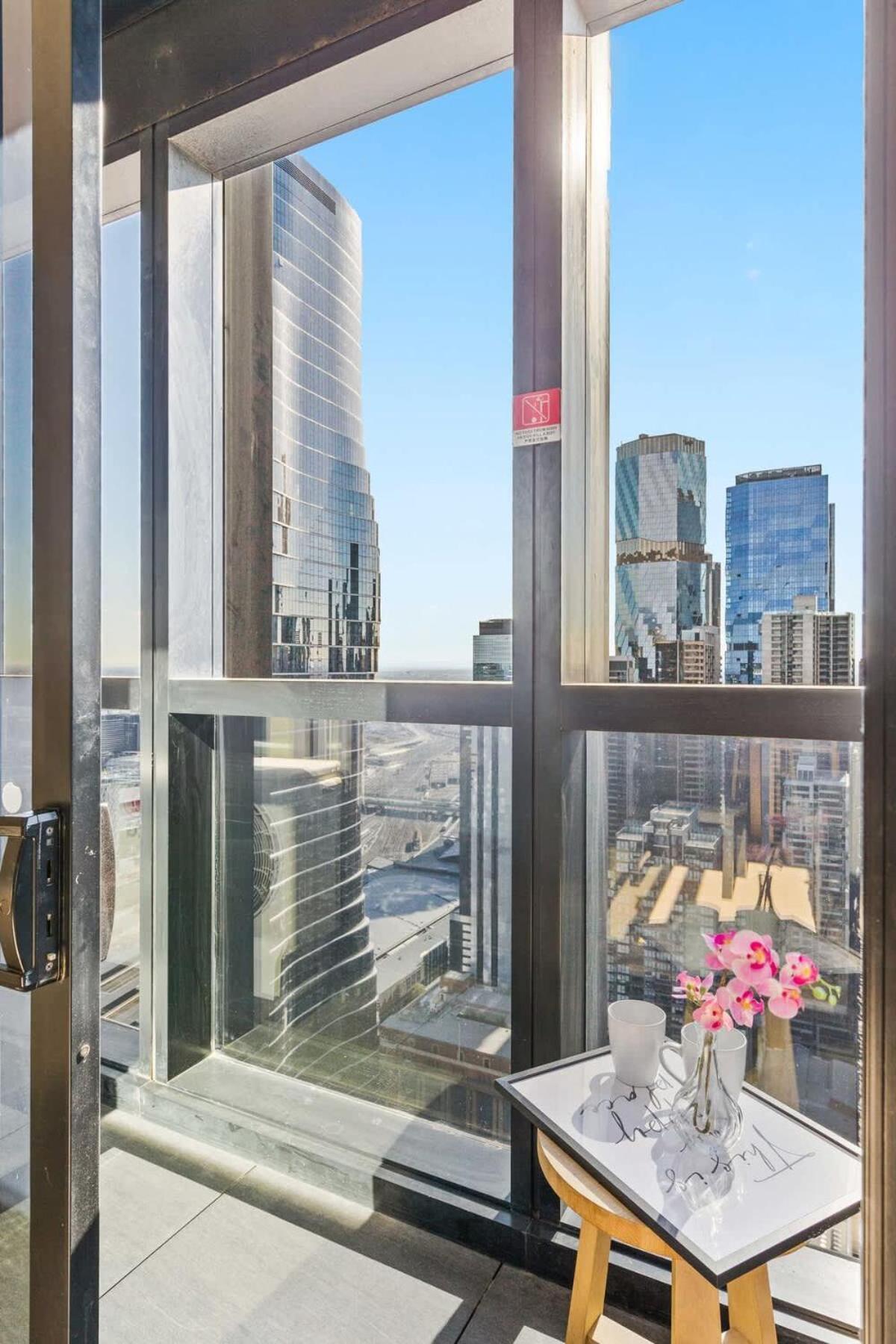 Modern 2br On Collins Skyline Views & Parking Apartment *
