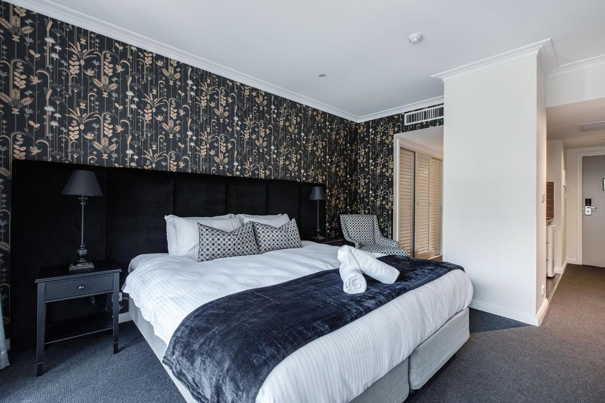 Apartment Modern Nomads Elegant In The Heart Of Cbd With Pool & Balcony *