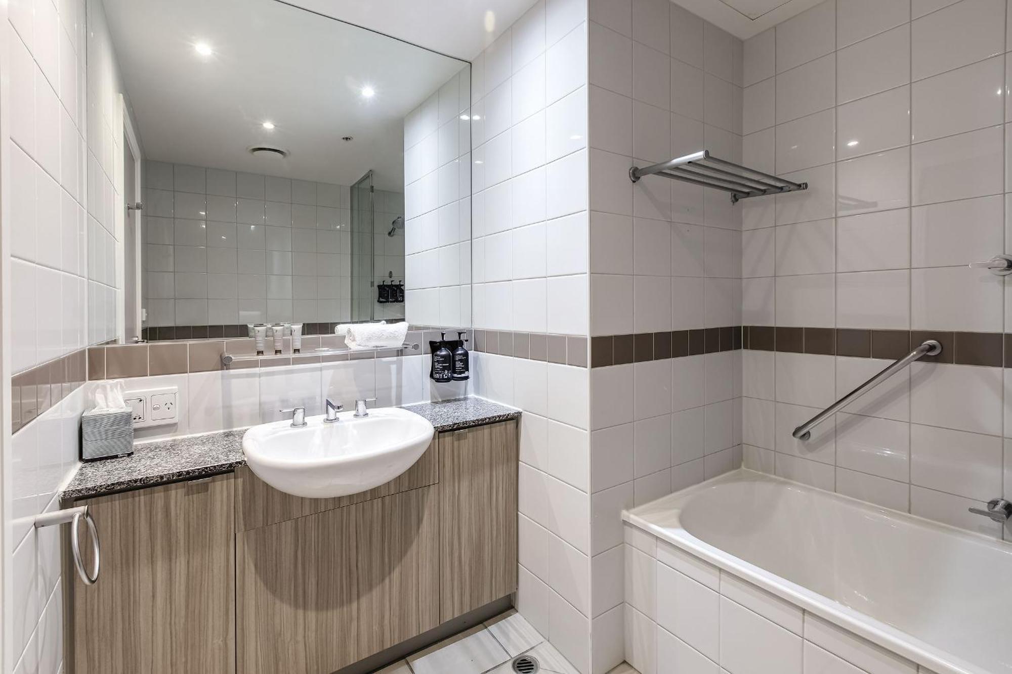 Apartment Modern Nomads Elegant In The Heart Of Cbd With Pool & Balcony Melbourne