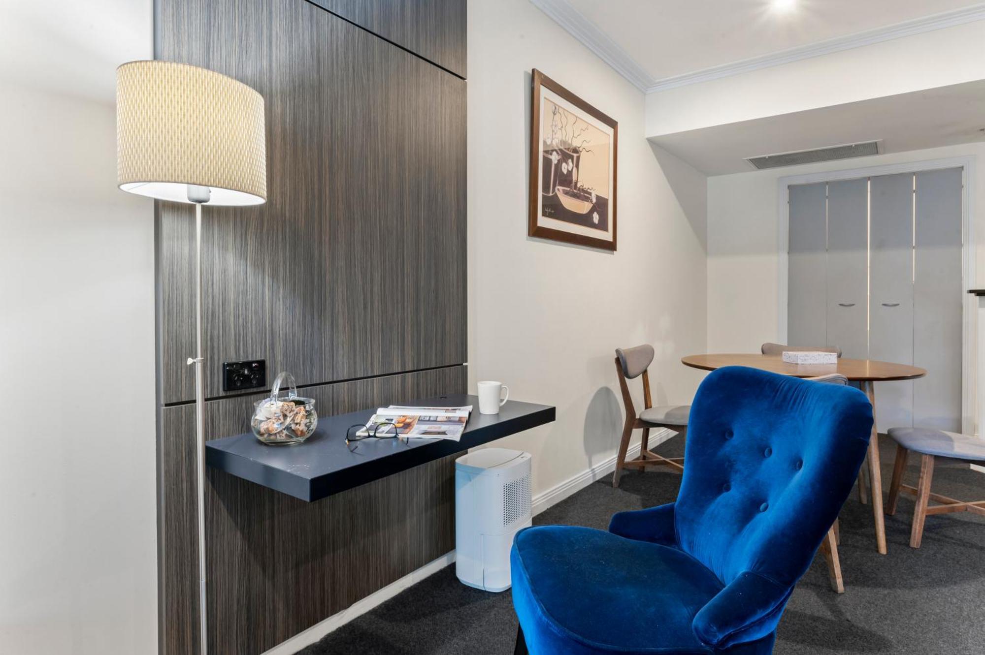 Modern Nomads Fine City-bound Living With King Bed & Balcony