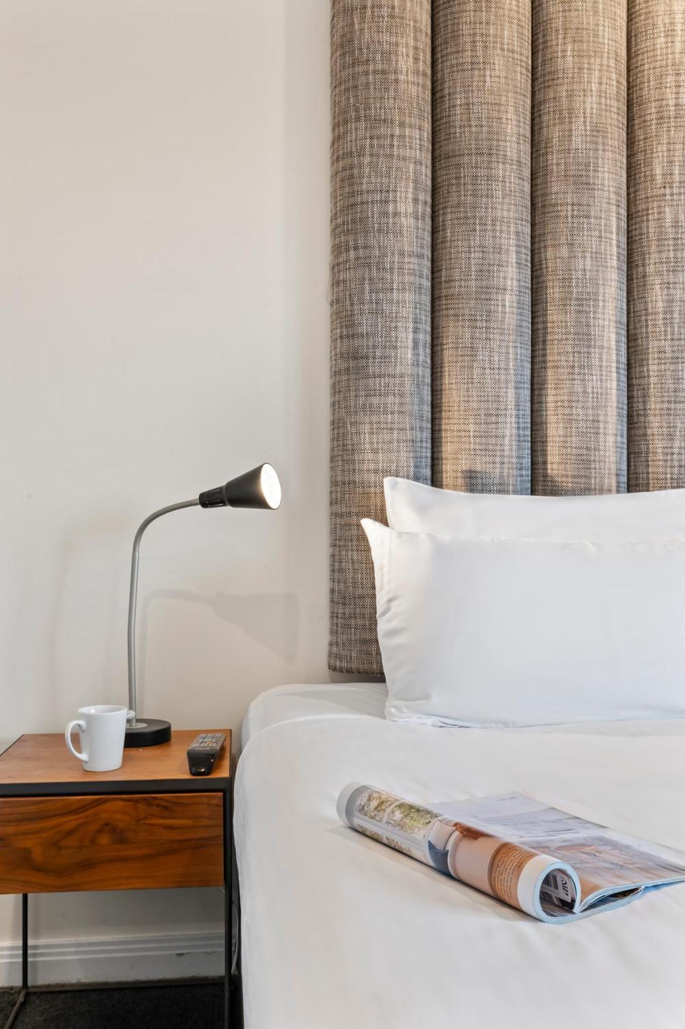 Modern Nomads Fine City-bound Living With King Bed & Balcony *