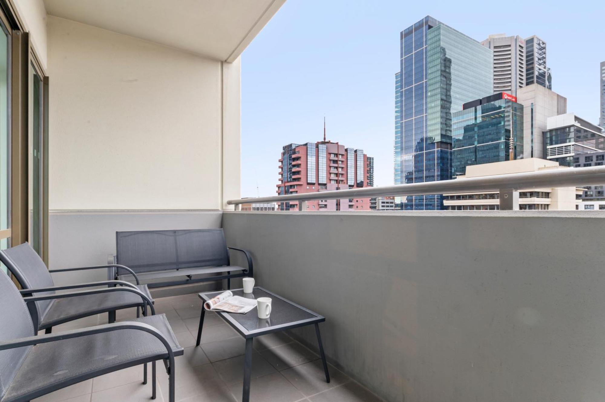 Modern Nomads Fine City-bound Living With King Bed & Balcony