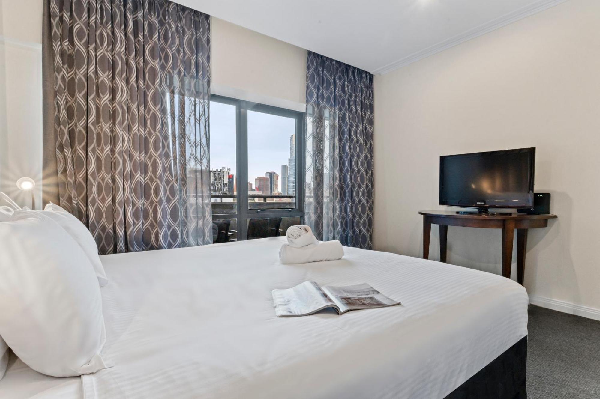 Modern Nomads Fine City-bound Living With King Bed & Balcony Apartment