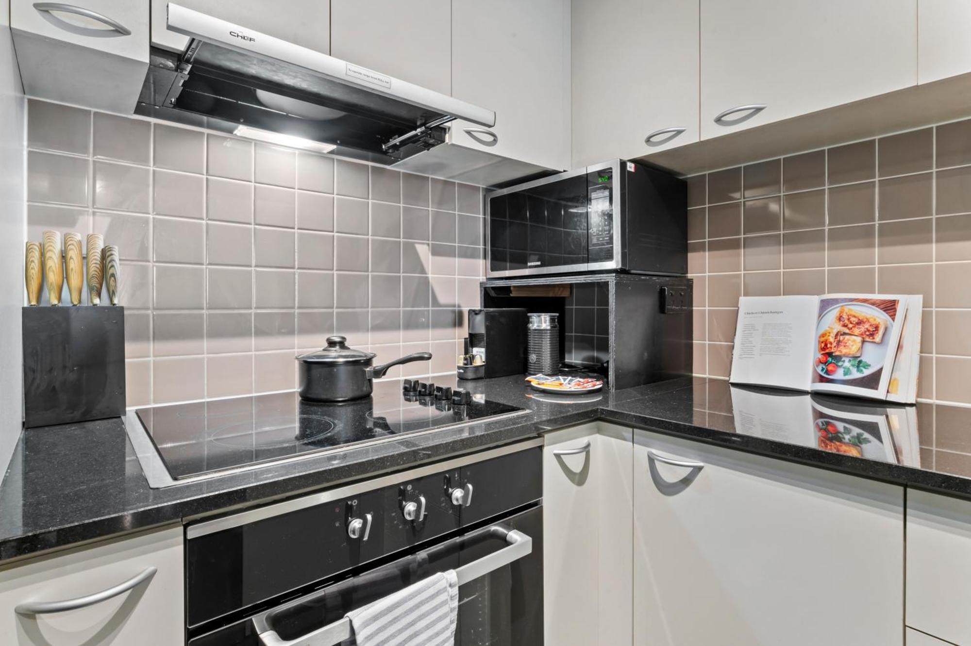 Modern Nomads Fine City-bound Living With King Bed & Balcony Apartment