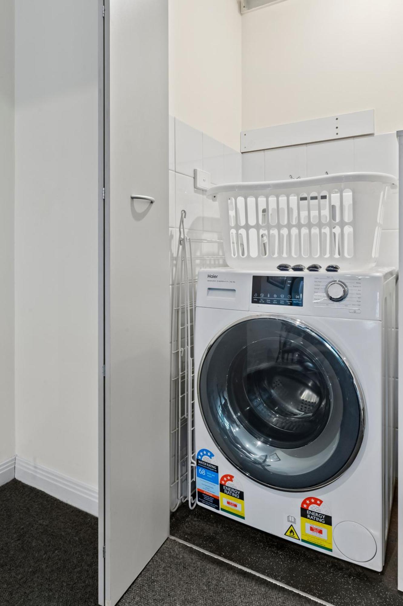 Modern Nomads Fine City-bound Living With King Bed & Balcony Apartment Melbourne
