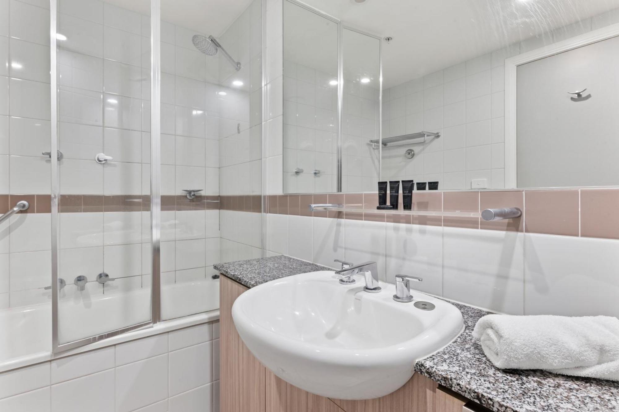 Modern Nomads Fine City-bound Living With King Bed & Balcony Melbourne
