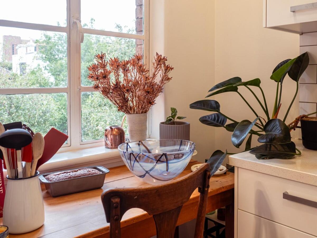 Two Bedr Art Deco Flat - East Melb - 5min To Mcg Apartment *