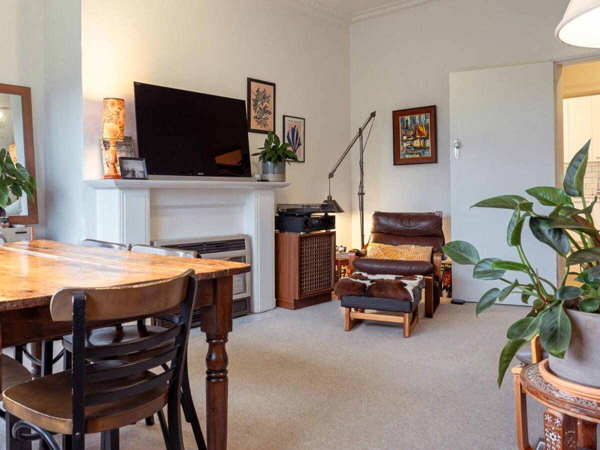 Two Bedr Art Deco Flat - East Melb - 5min To Mcg Apartment *