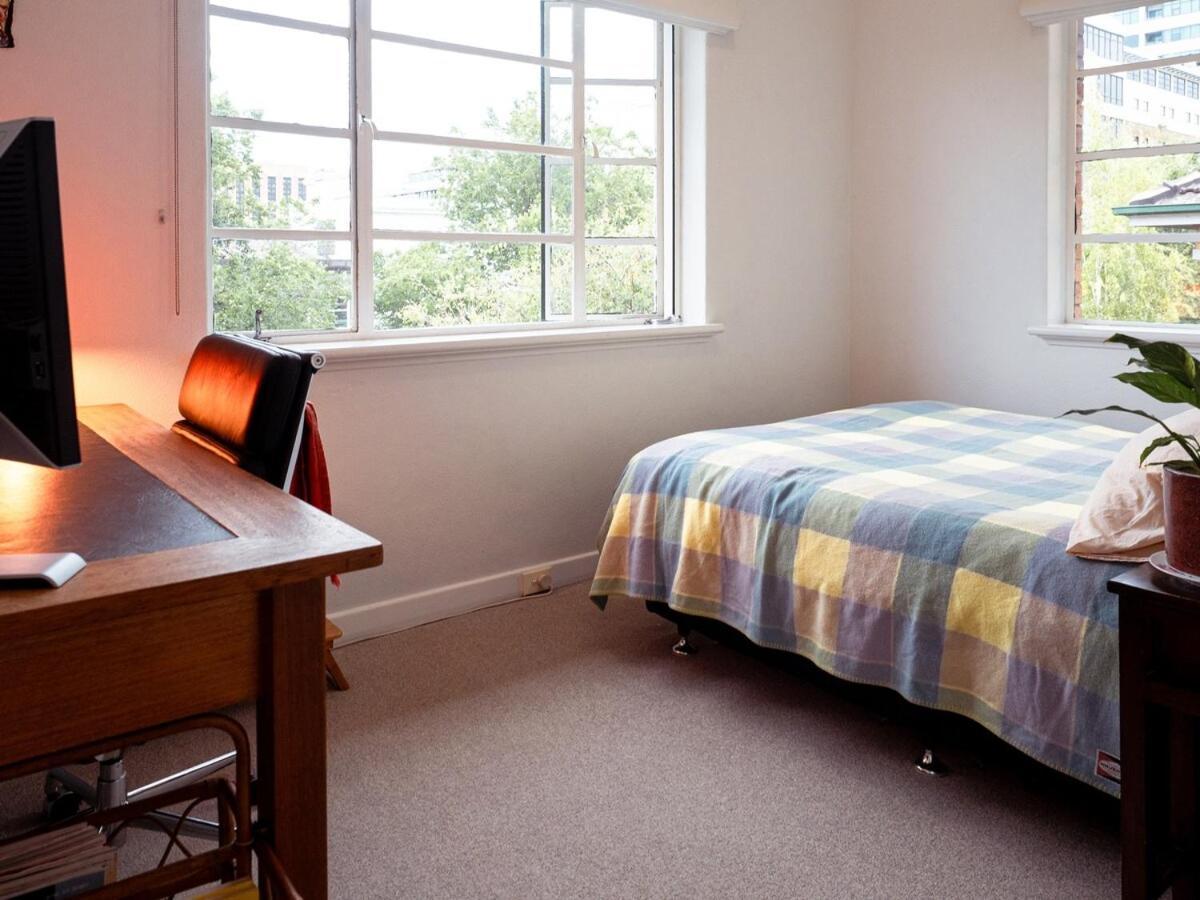 Two Bedr Art Deco Flat - East Melb - 5min To Mcg Apartment *