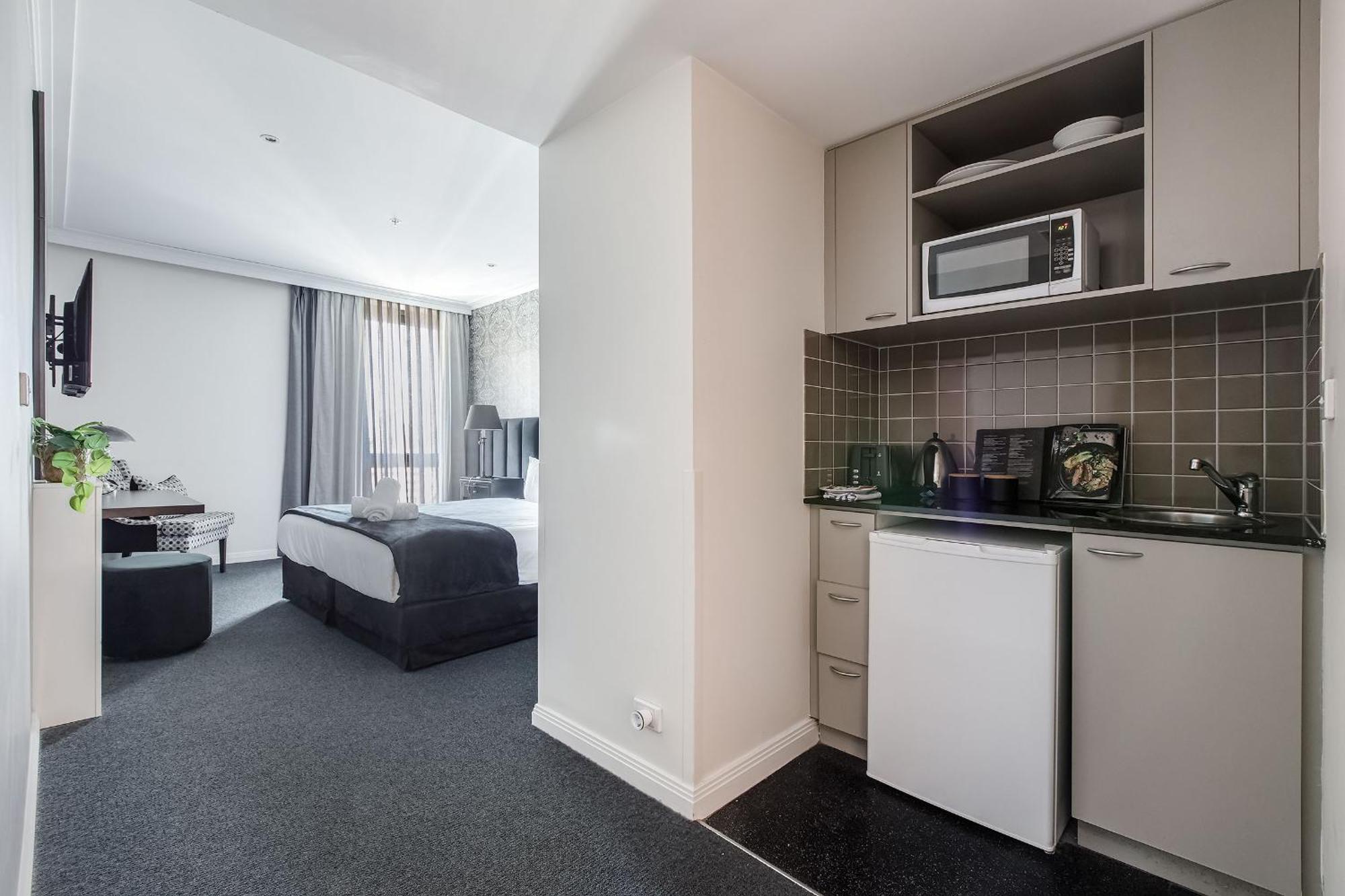 Modern Nomads Classic Styled King With Indoor Pool Apartment *