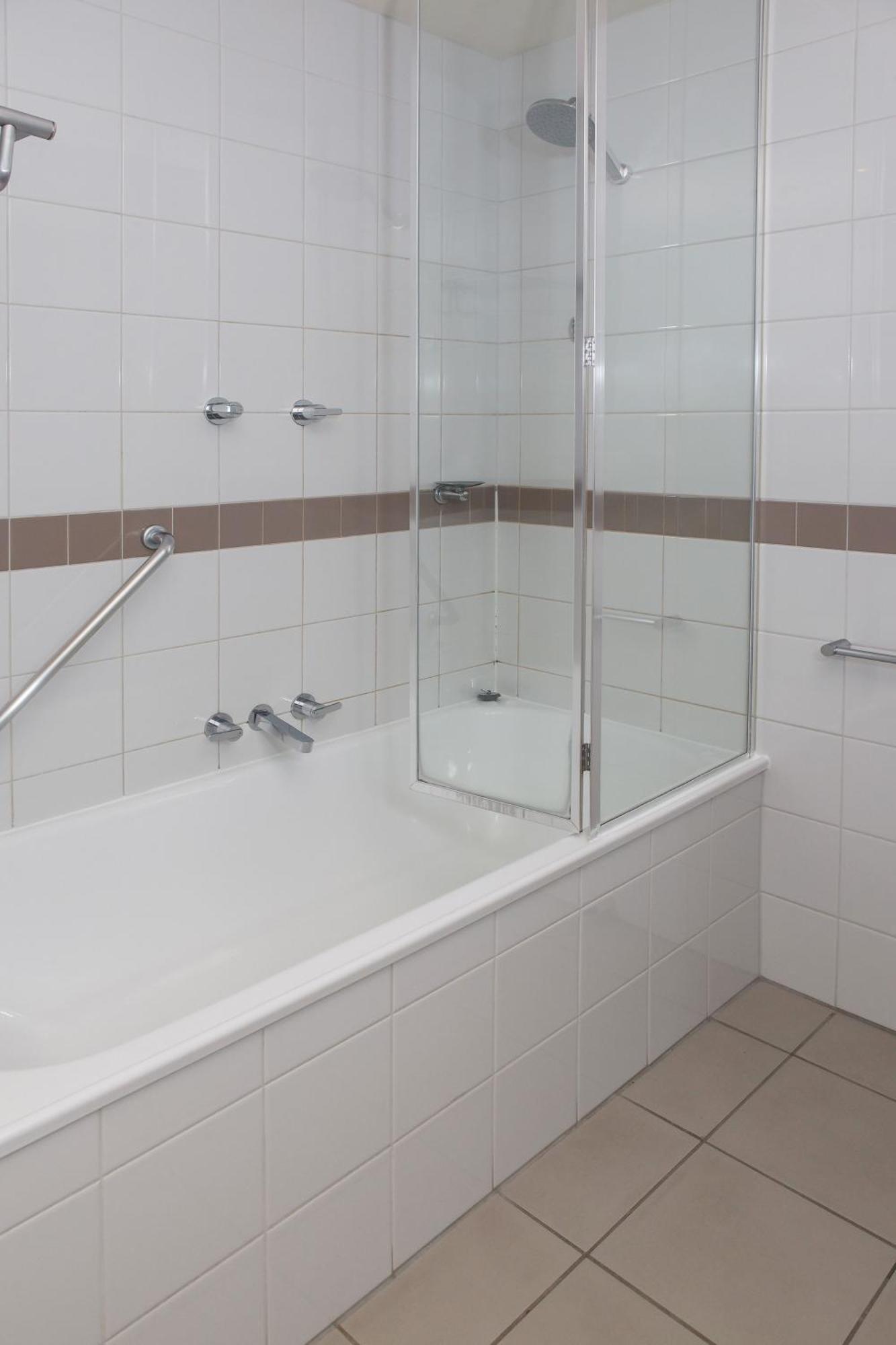 Apartment Modern Nomads Classic Styled King With Indoor Pool Melbourne
