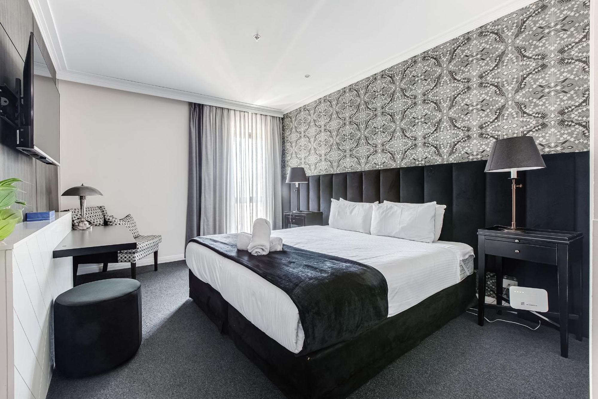 Modern Nomads Classic Styled King With Indoor Pool *