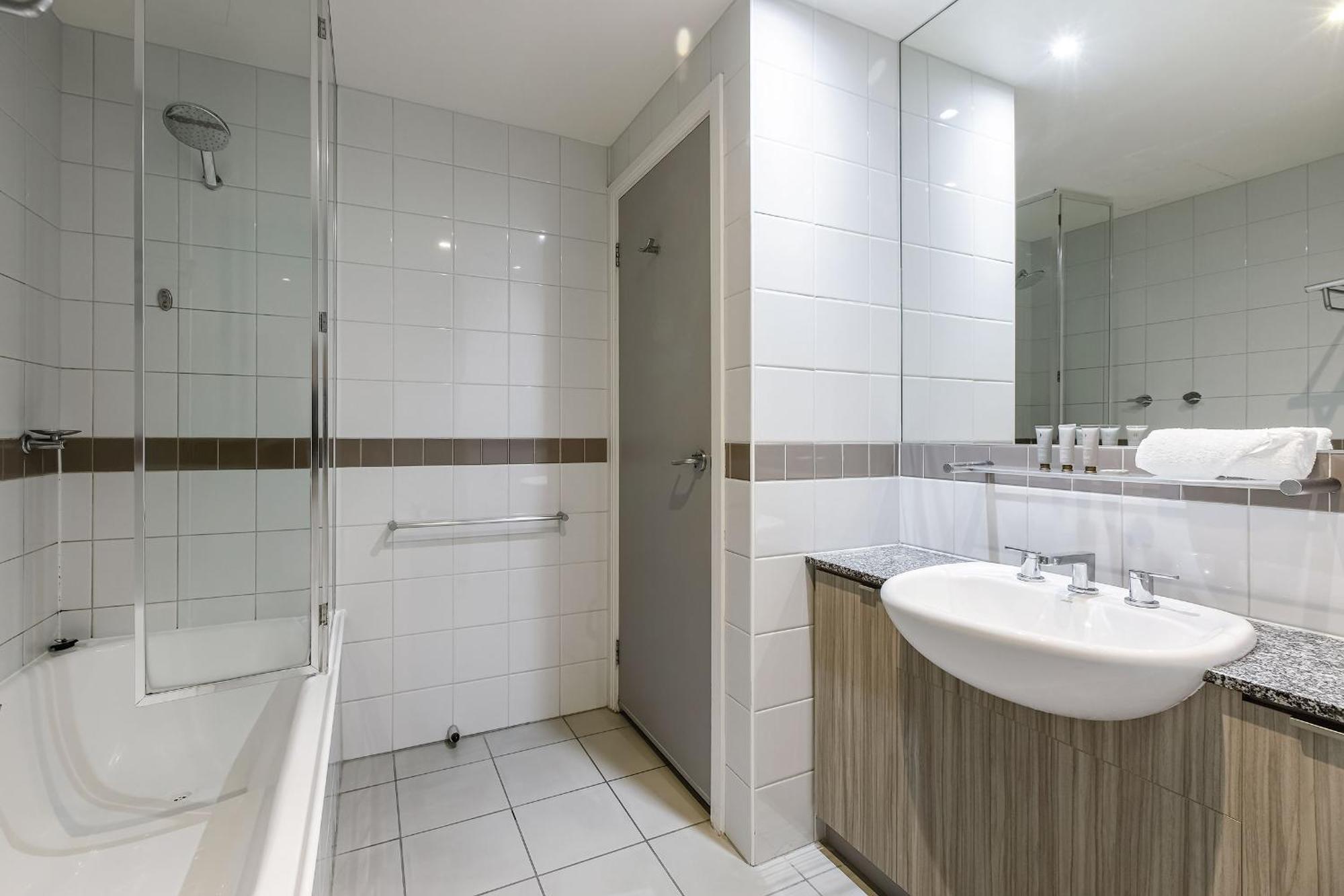Modern Nomads Classic Styled King With Indoor Pool * Melbourne