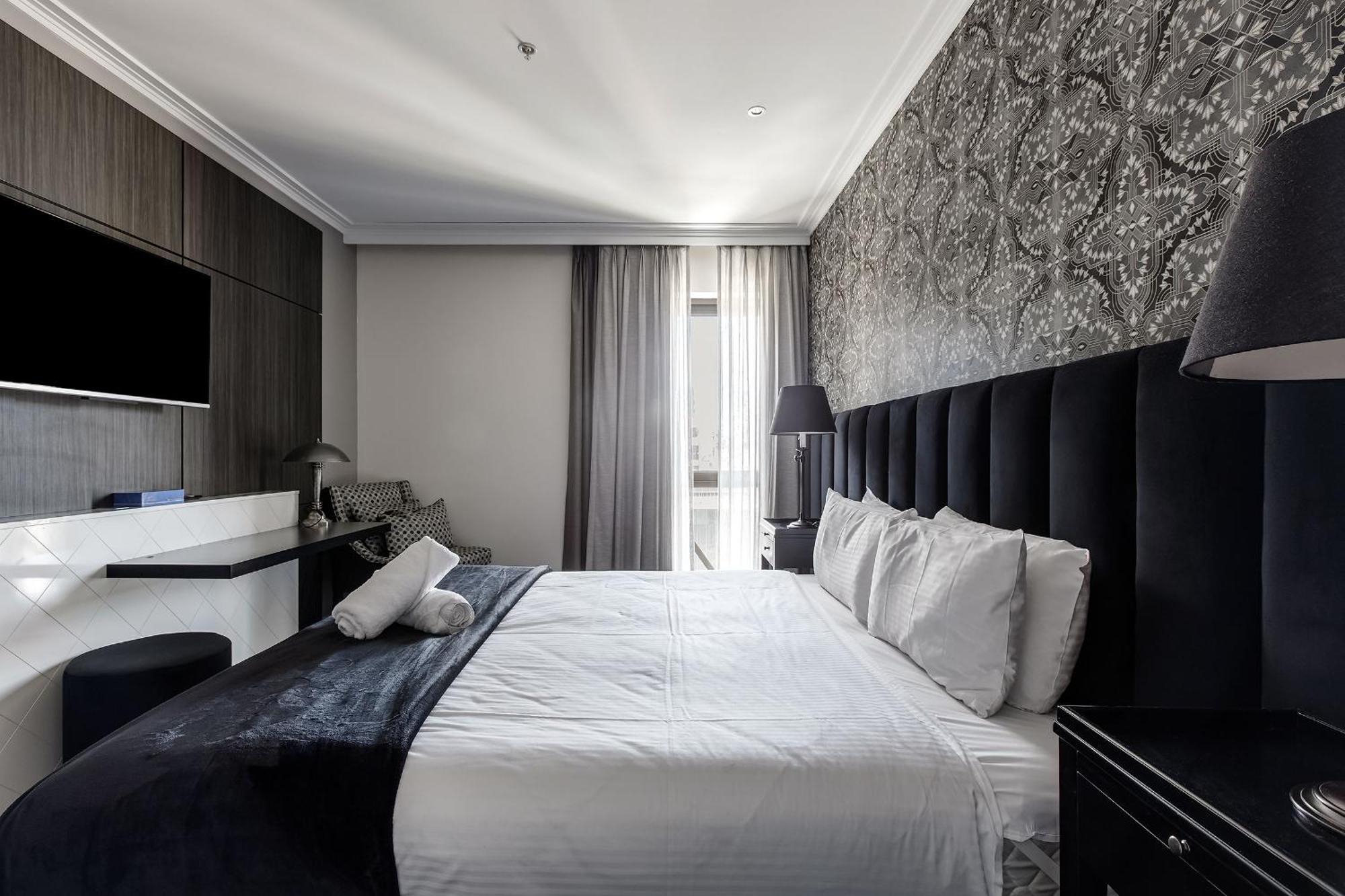 Modern Nomads Classic Styled King With Indoor Pool Apartment *
