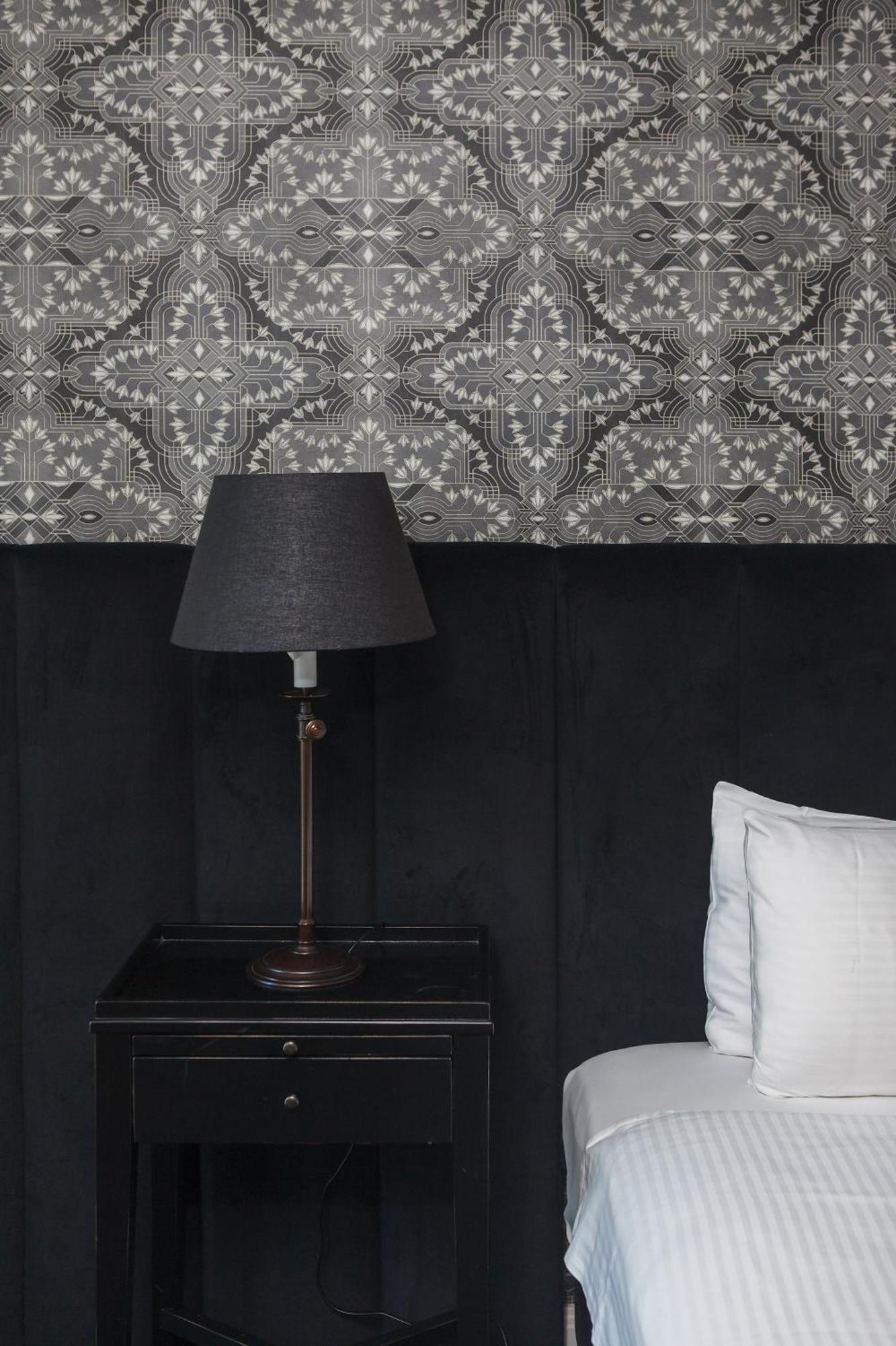 Modern Nomads Classic Styled King With Indoor Pool Apartment Melbourne