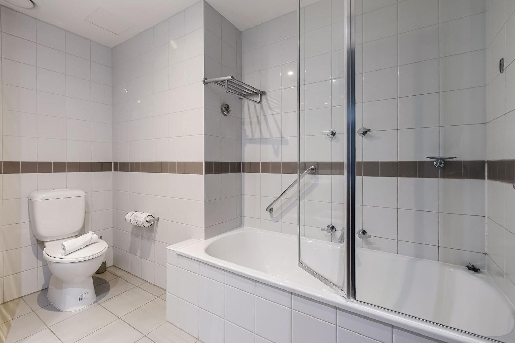 Modern Nomads Classic Styled King With Indoor Pool Apartment *