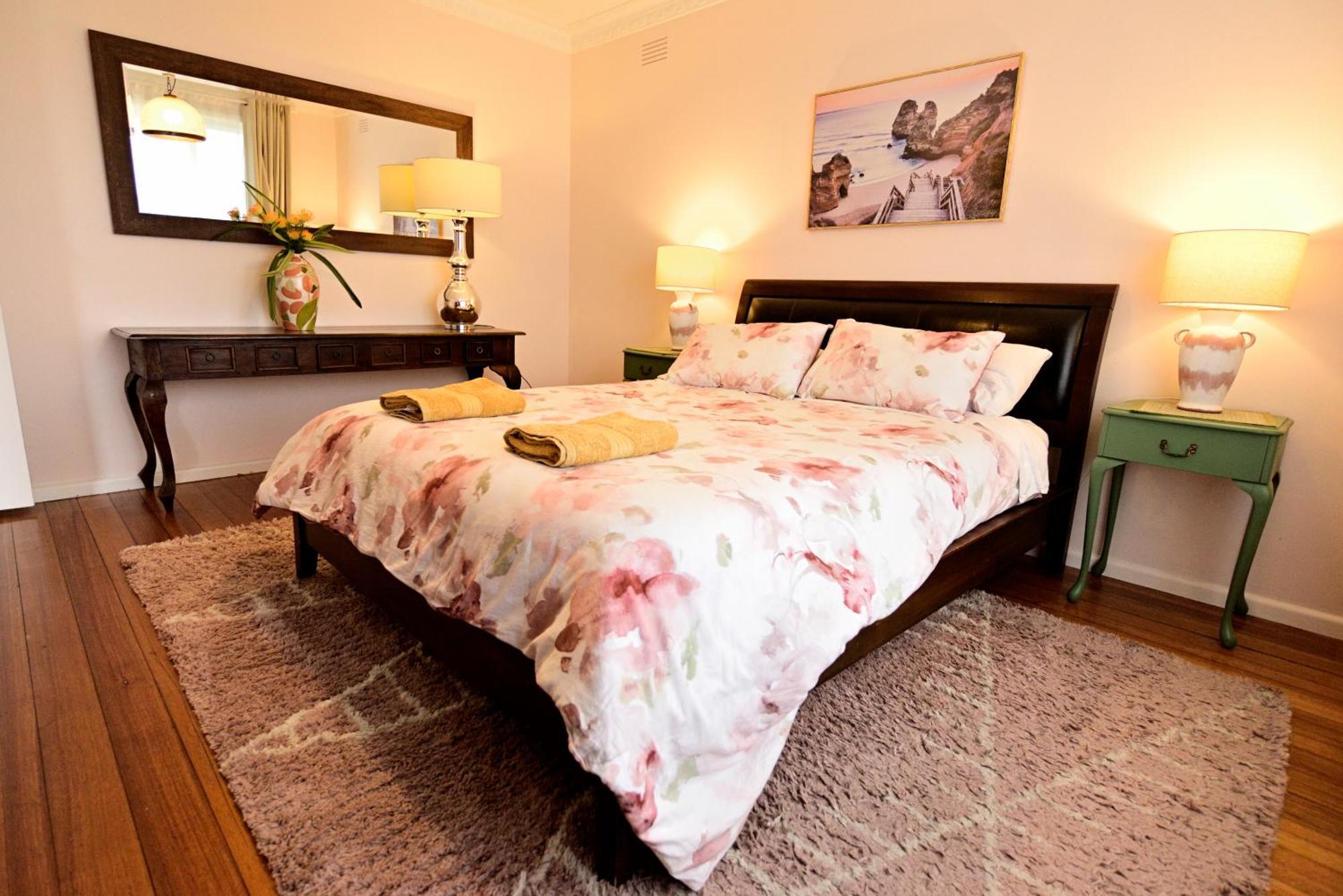 Two Pines, Whole In Tullamarine Near Airport!