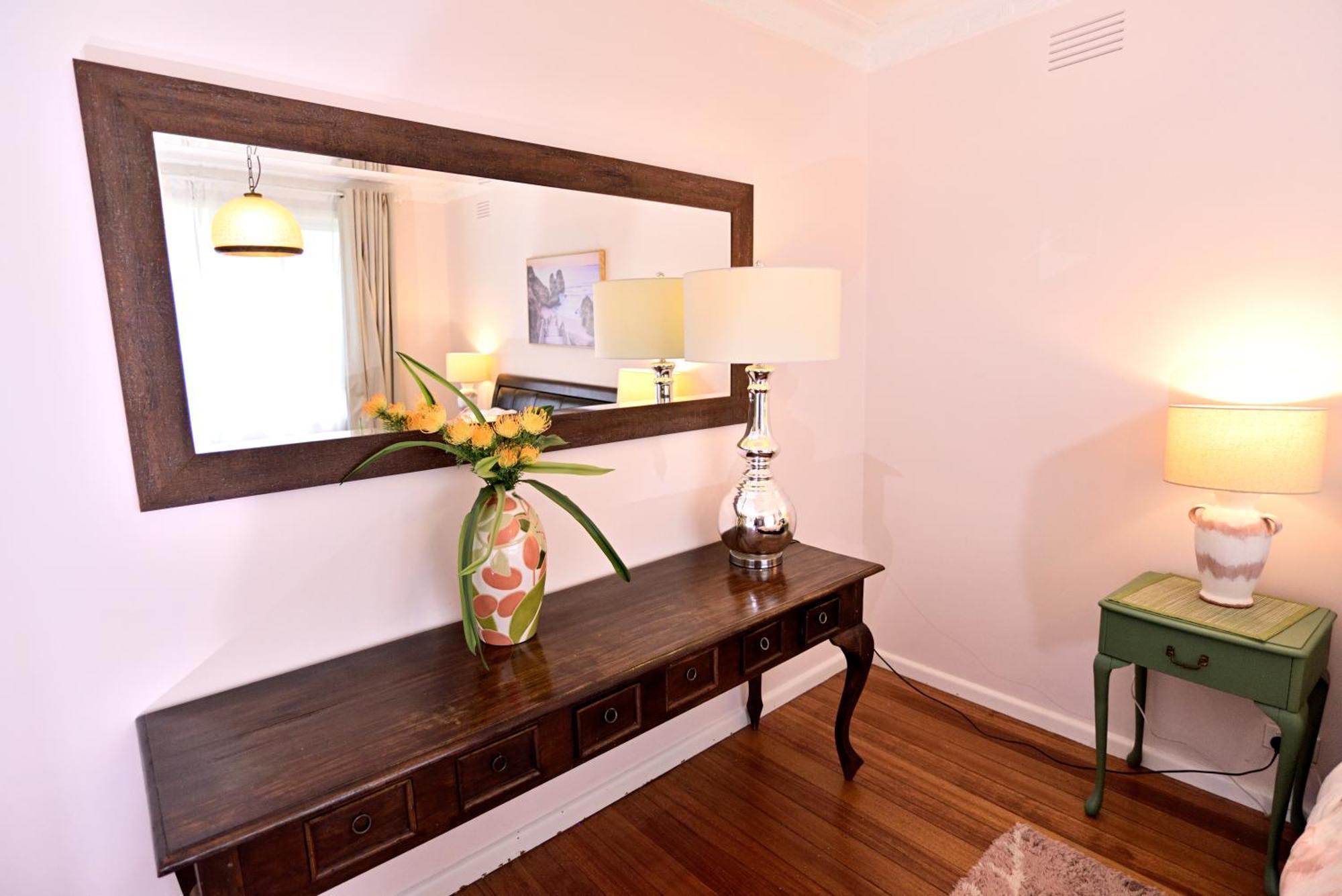 Two Pines, Whole In Tullamarine Near Airport! *