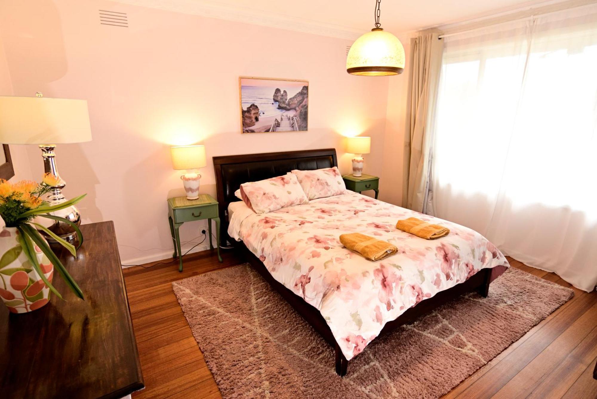 Two Pines, Whole In Tullamarine Near Airport! Holiday home