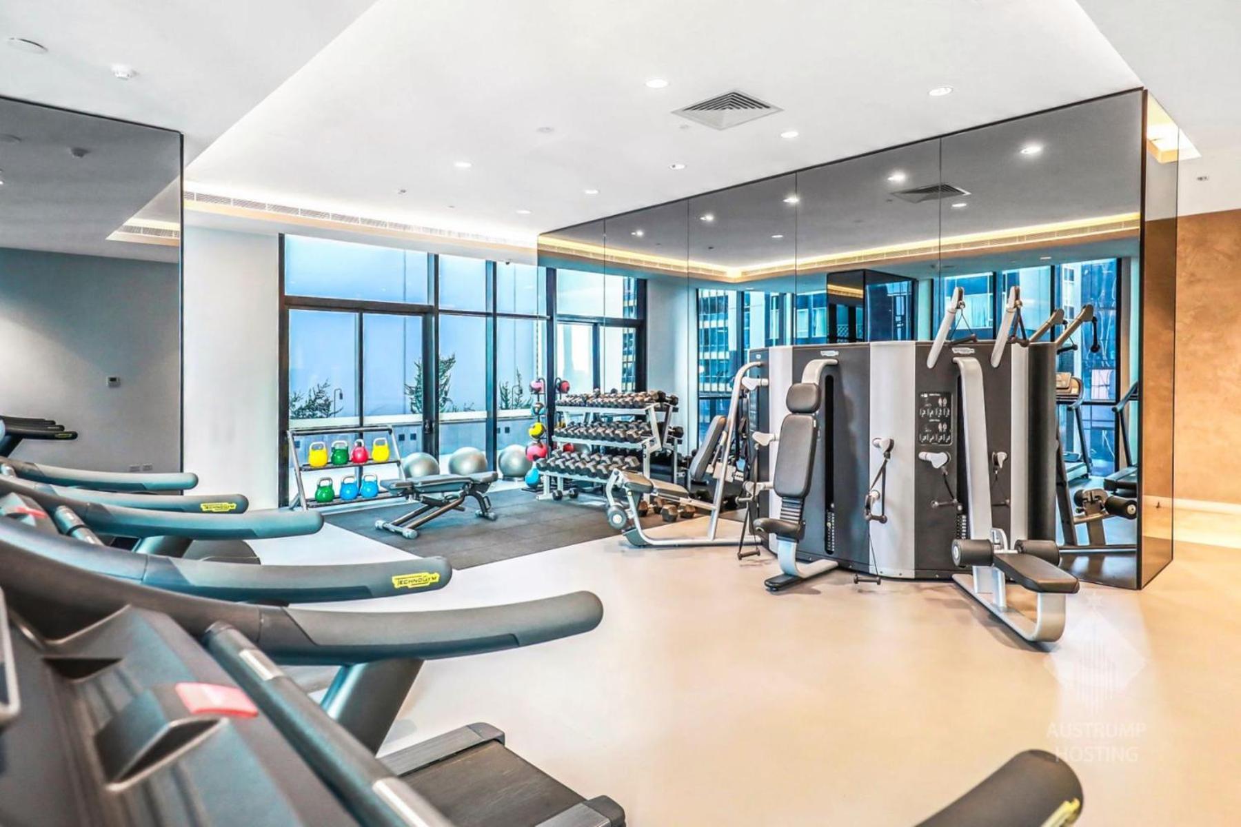 Gorgeous Views 64th Floor 3br With Pool & Gym Apartment *