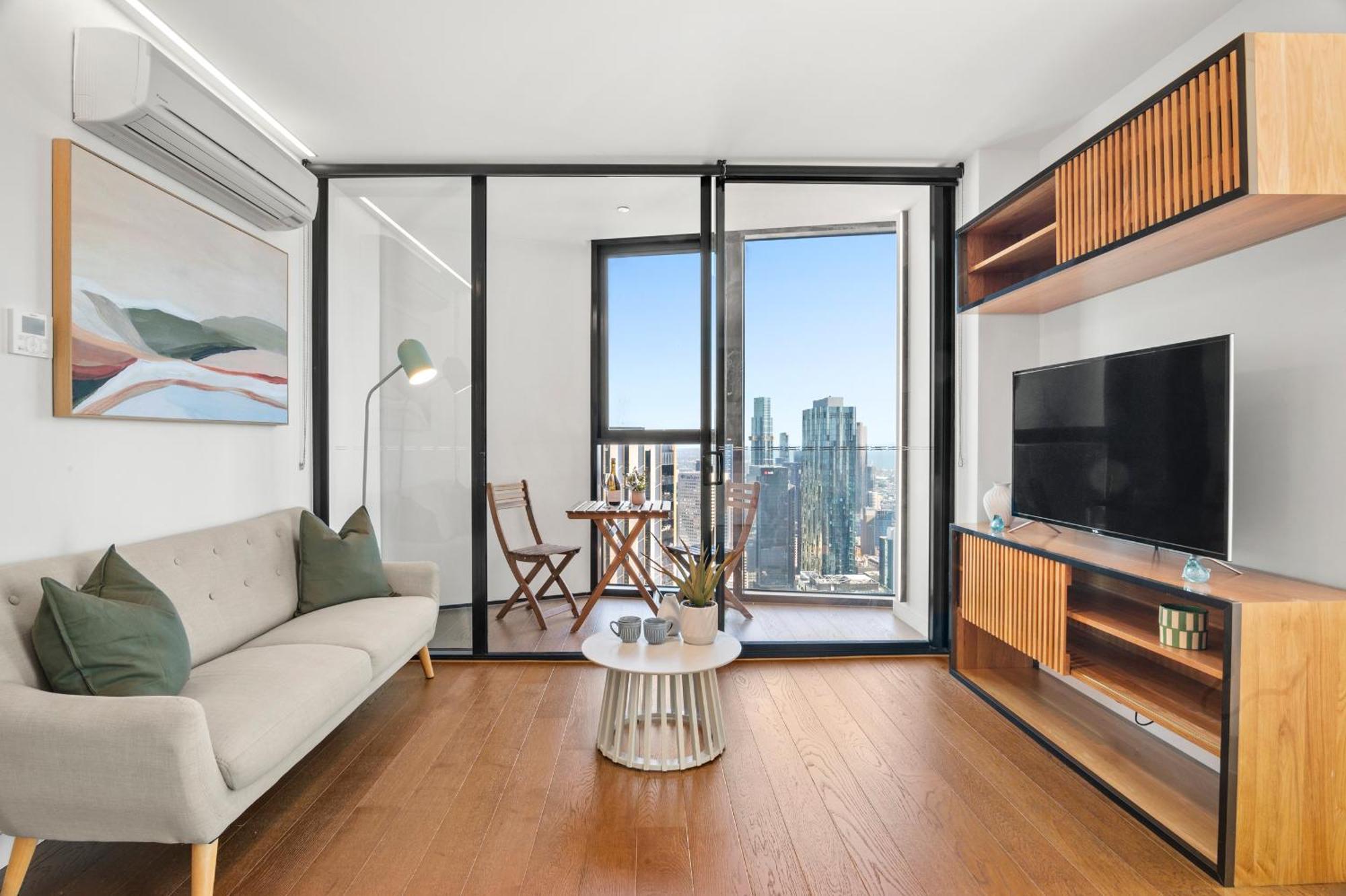 Gorgeous Views 64th Floor 3br With Pool & Gym Apartment