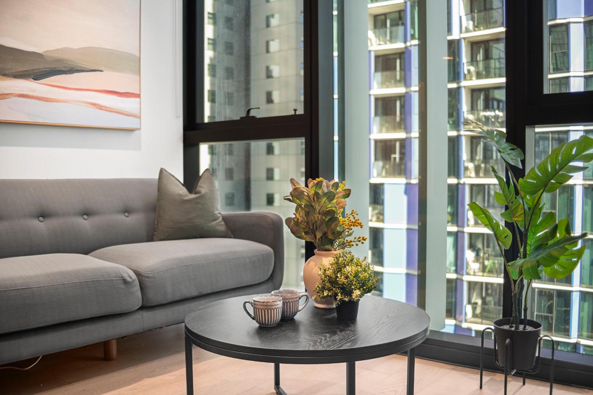 Stunning 2br In Melb Cbd With Pool And Gym *