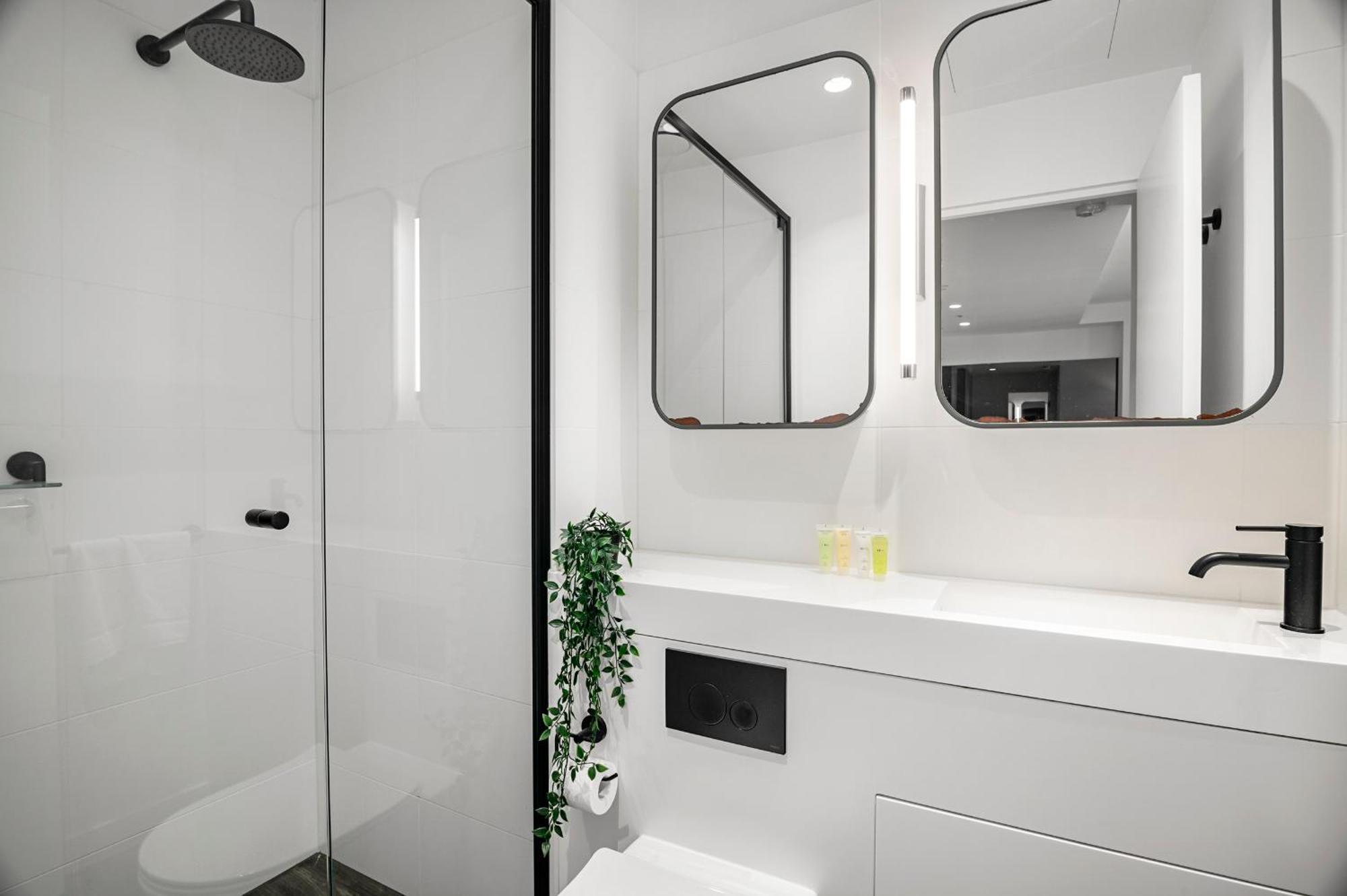 Stunning 2br In Melb Cbd With Pool And Gym Melbourne