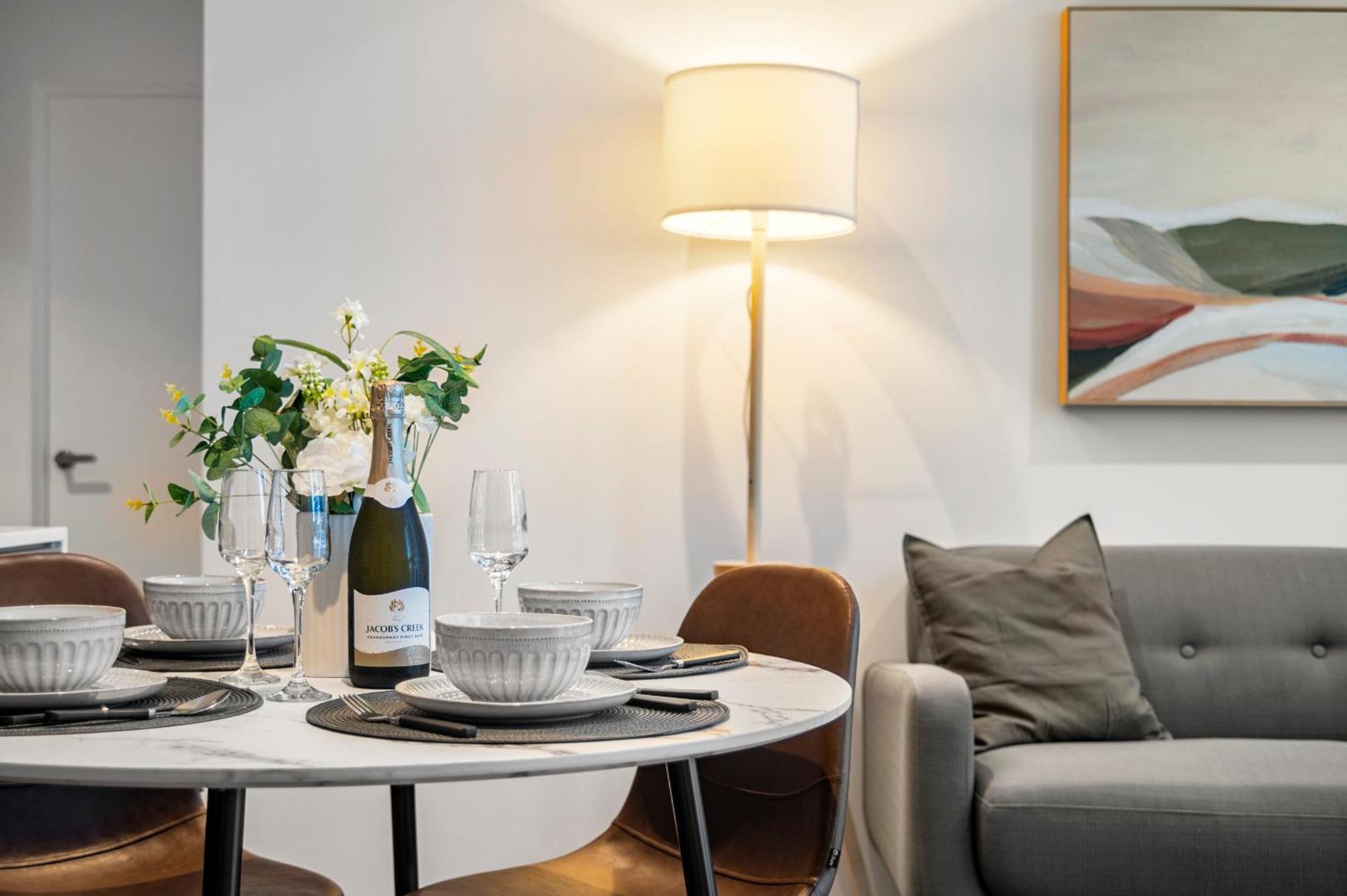 Stunning 2br In Melb Cbd With Pool And Gym Apartment