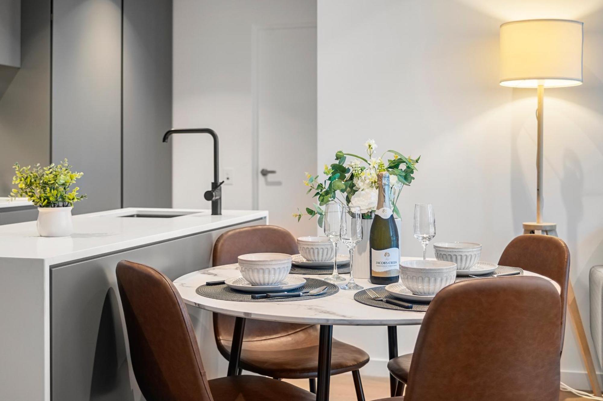 Stunning 2br In Melb Cbd With Pool And Gym Apartment *