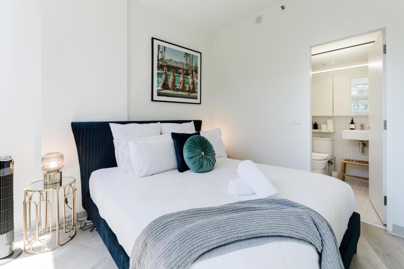 Apartment Deco Inspired Delight Near Mavel