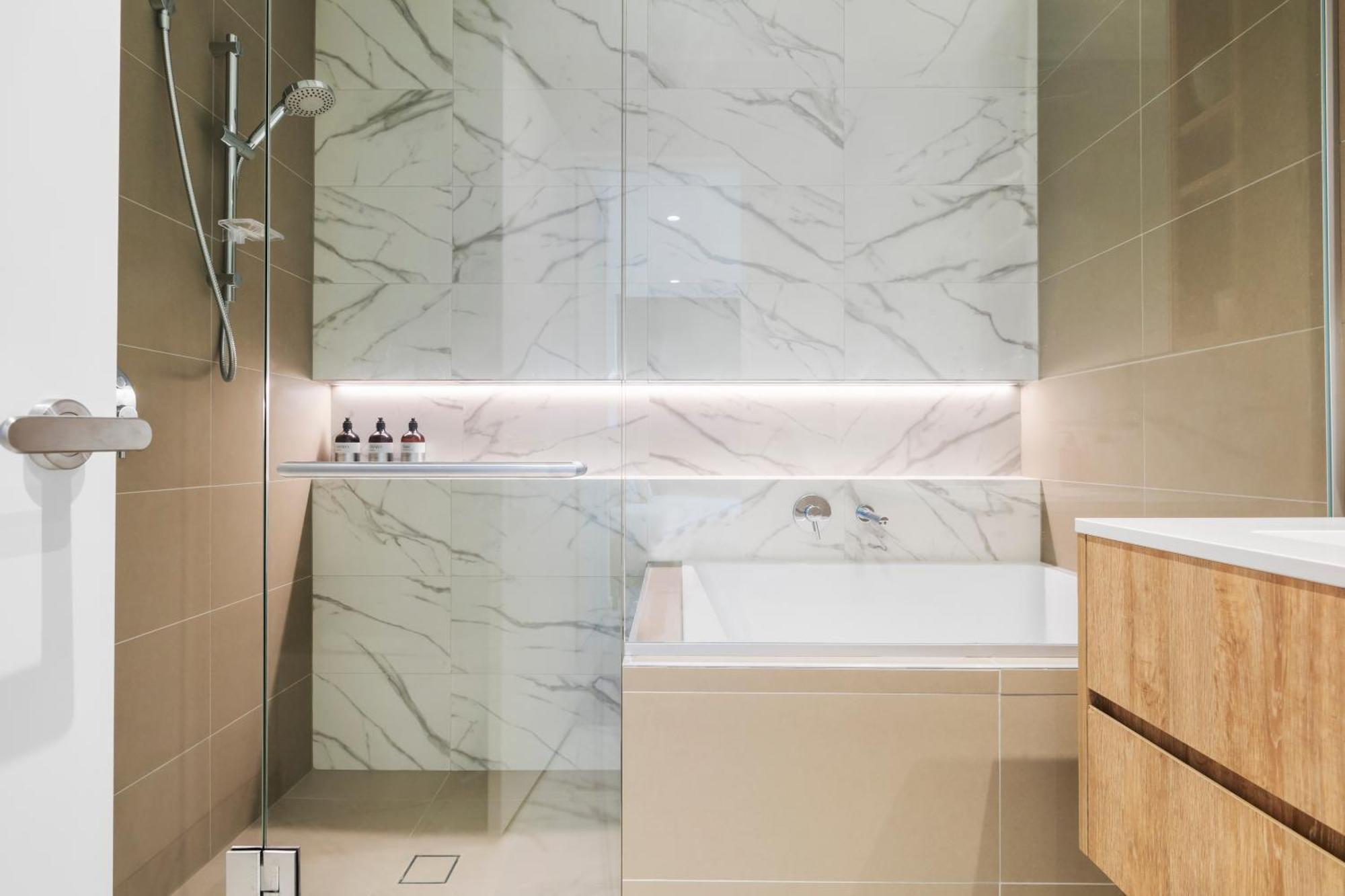 Apartment Center 2br With Stunning Views, Pool And Gym! Melbourne