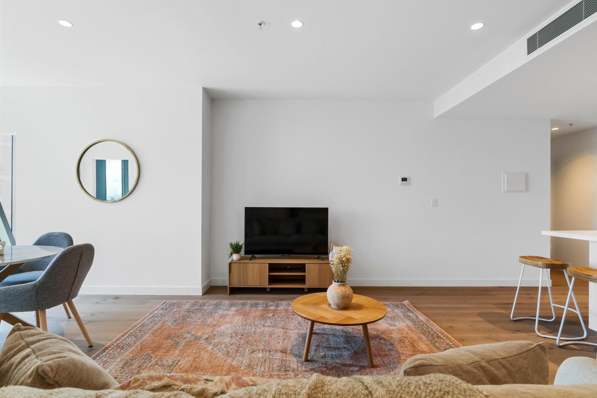 Center 2br With Stunning Views, Pool And Gym! Apartment