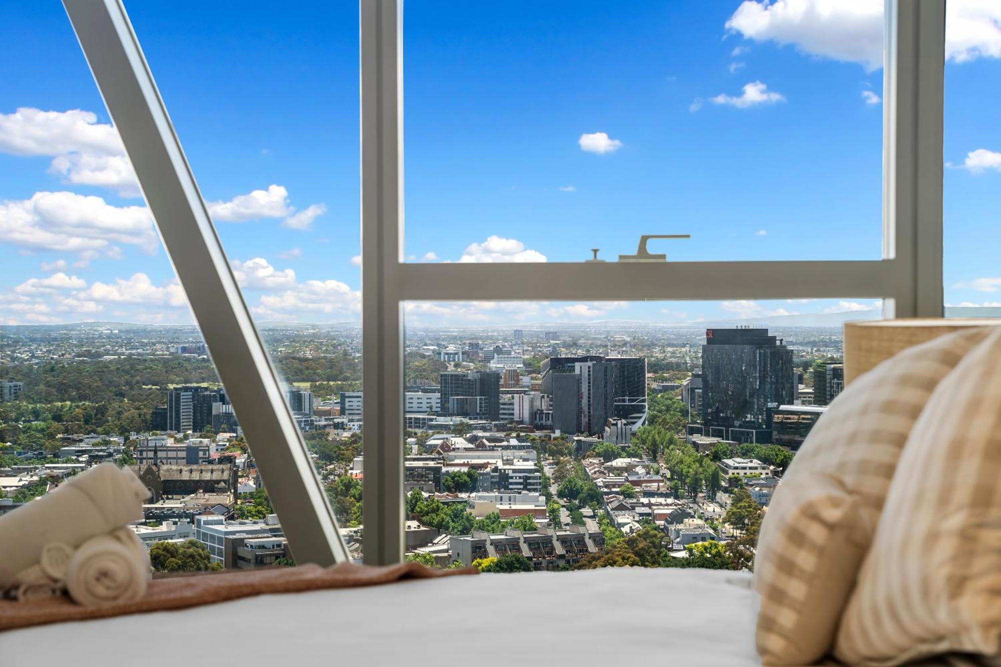 Center 2br With Stunning Views, Pool And Gym! * Melbourne
