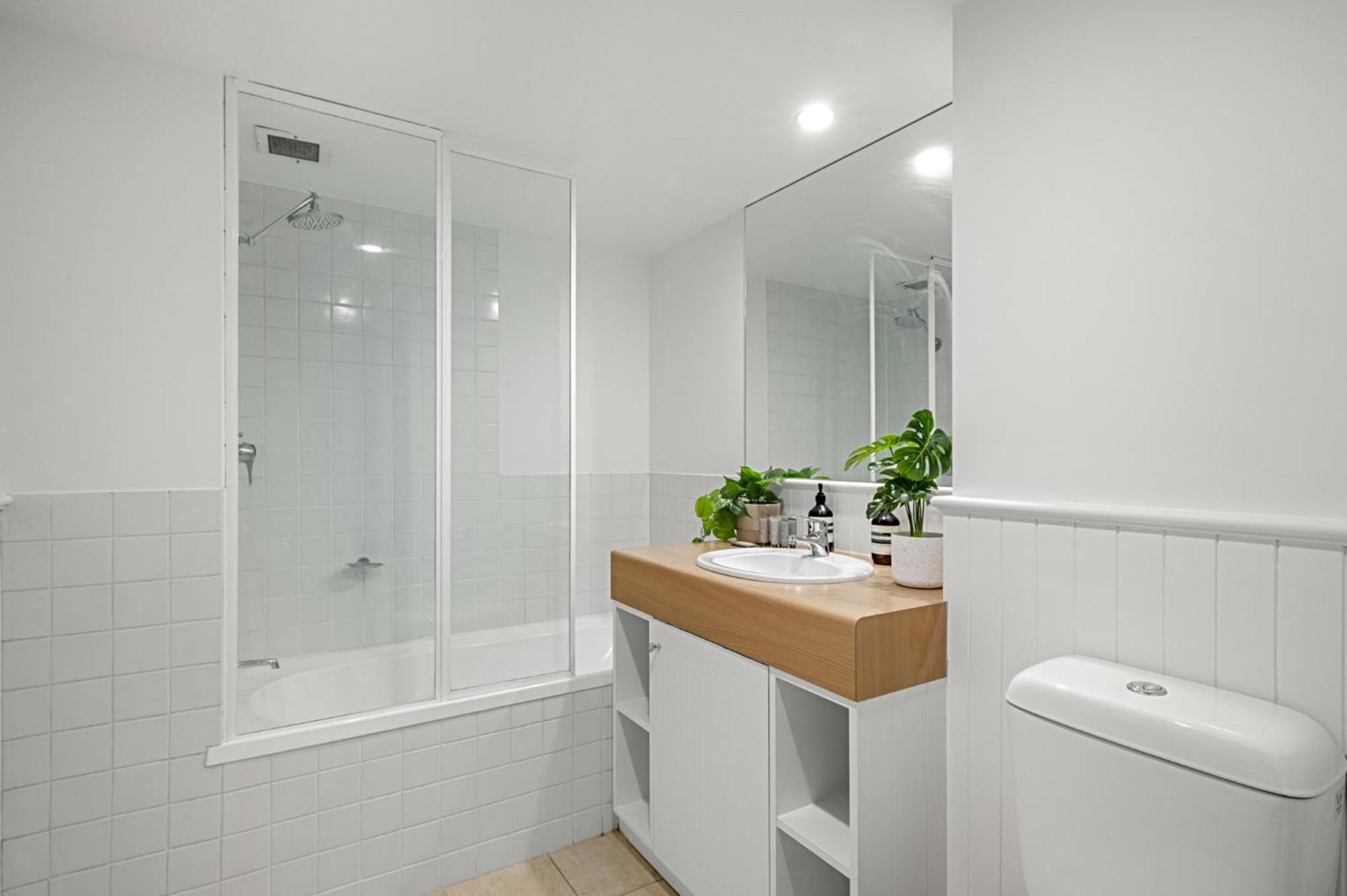 Classic 1-bed Near Eateries And Laneways Apartment *