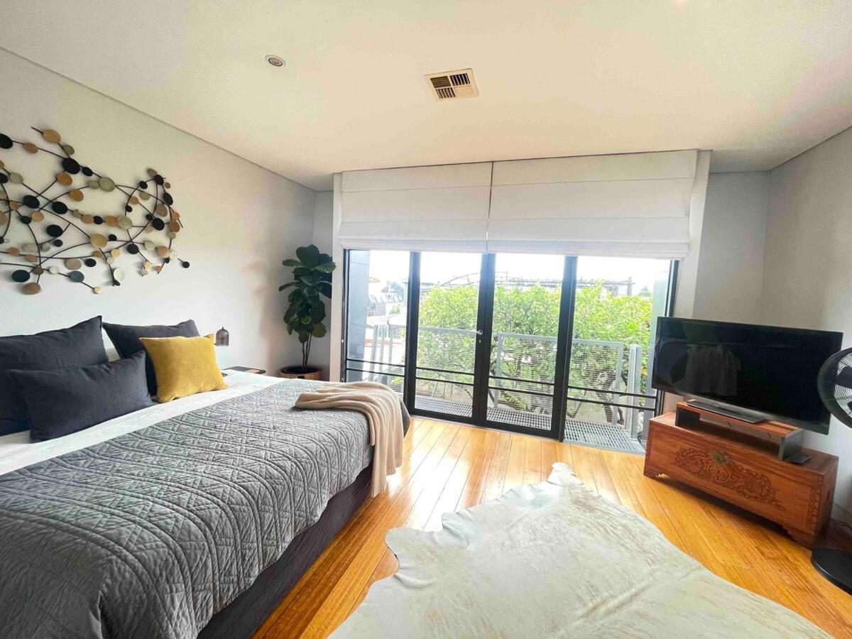 Two Five Zero Richmond Four Bedroom Cityviews Lockup Garage *